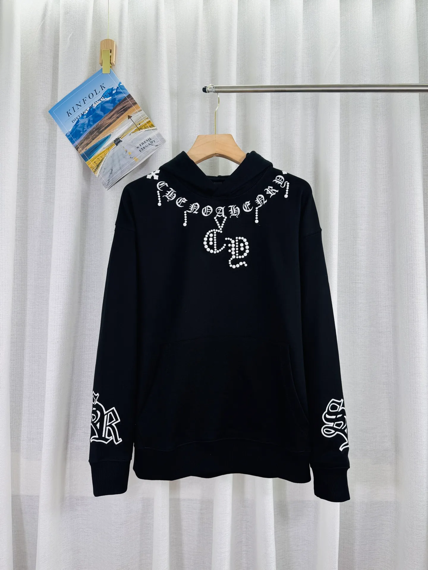 P290 top version, real shot without P, ​​different from market currency) 𝗖𝗵𝗿𝗼𝗺𝗲 𝗛𝗲𝗮𝗿𝘁𝘀/Cro Heart 2025 washed and burned flower patch embroidered autumn and winter new original single counter American patchwork 3D three-dimensional couple casual hooded sweatshirt 👑The highest version! Customized fabric 480g tripe terry fabric! American-style acid-washed and distressed original fabric, laser burning + appliqué embroidery, exquisite embroidery of beaded letters! The best-selling model in the counter, very comfortable to wear. Accessories: original molded and authenticated collar label➕100% silk wash label. Genuine purchase-grade original hangtag➕matching hanging rope➕3D hanging beads➕original packaging bag. Craftsmanship: The original version has consistent wiring! The highest version of the armhole matching technique! Color: Black Size: S M L XL Style No.: 9335
